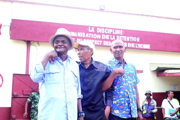 Grâce présidentielle - Trois vieillards quittent la prison d’Antanimora!